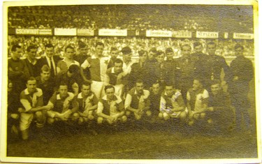 Fotografie tým Slavia Praha s vojáky